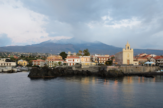 acireale sicile mer baie village de pêcheurs rocher église