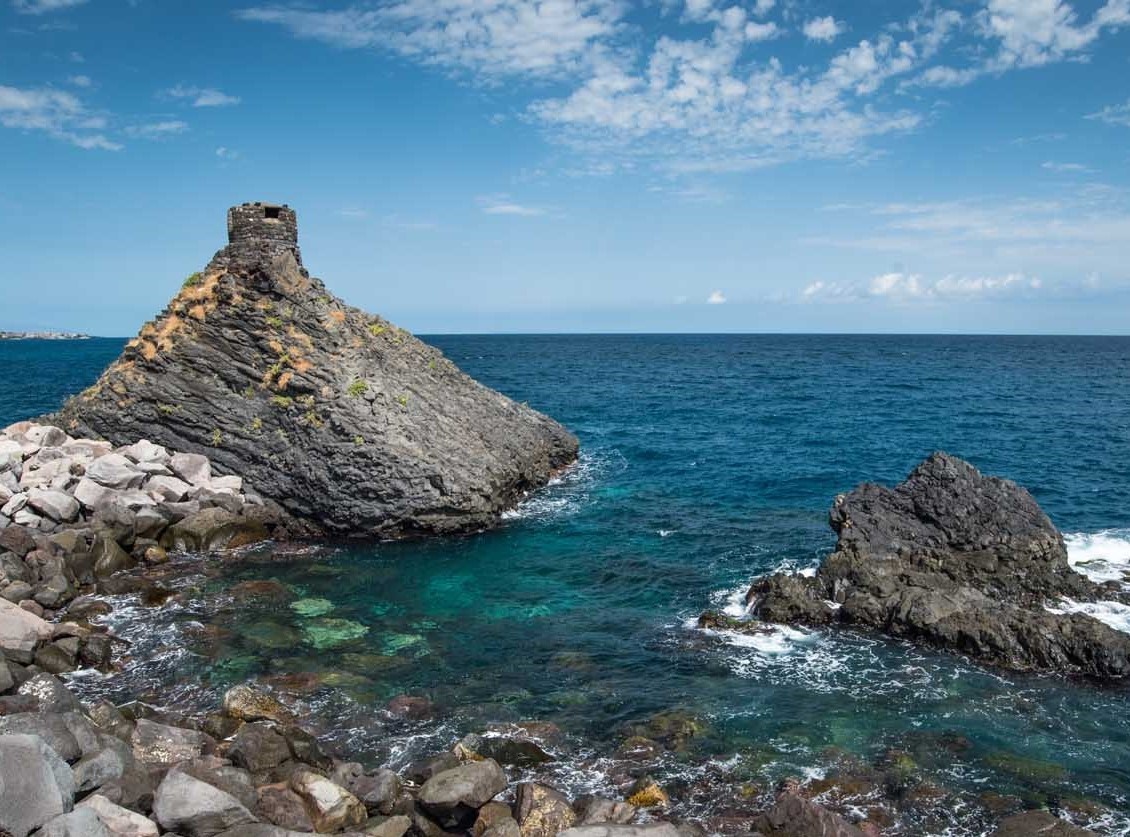 Acireale sicile mer baie rochers plage ruine