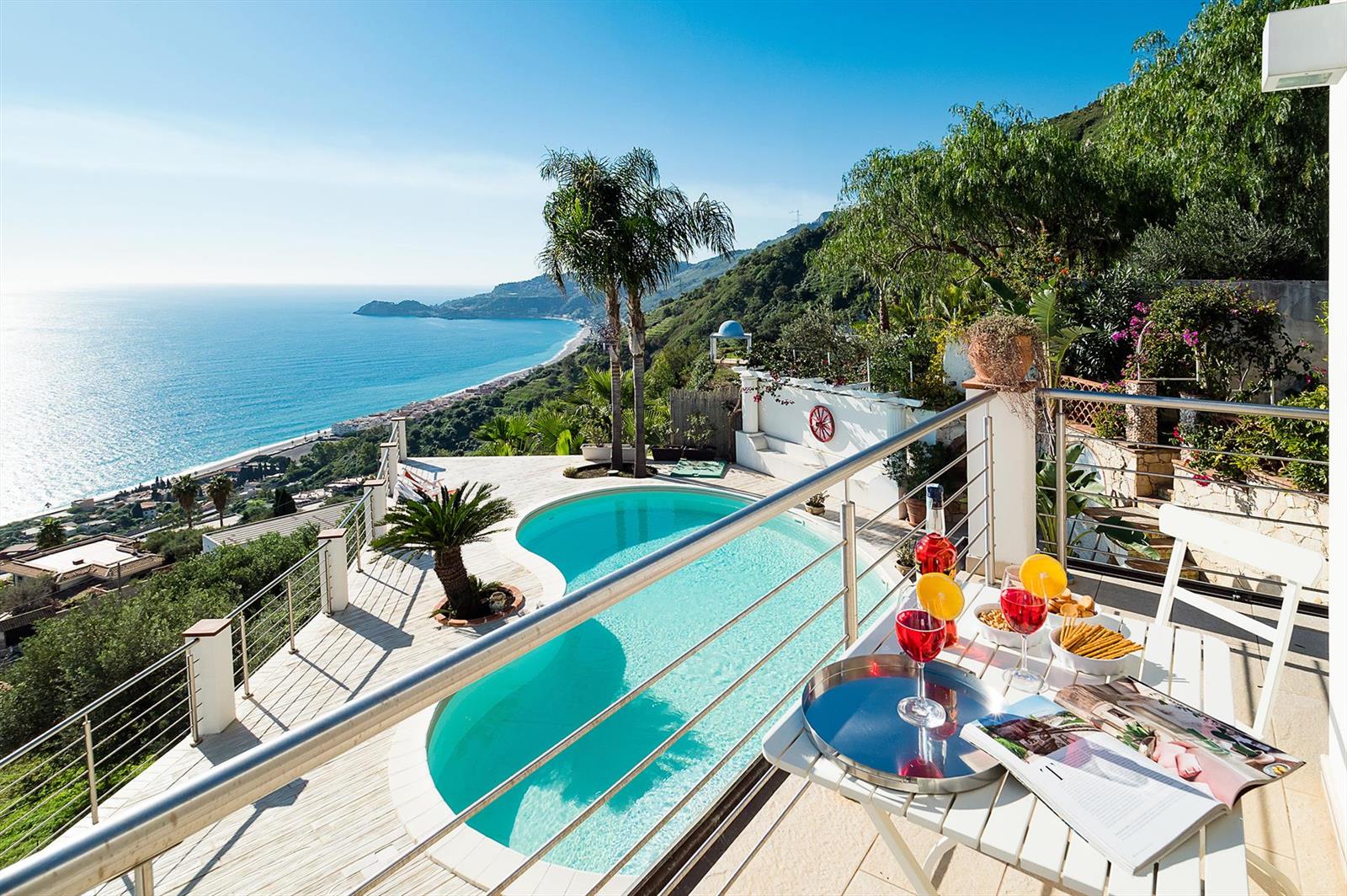 Villa de luxe avec piscine et vue sur la mer